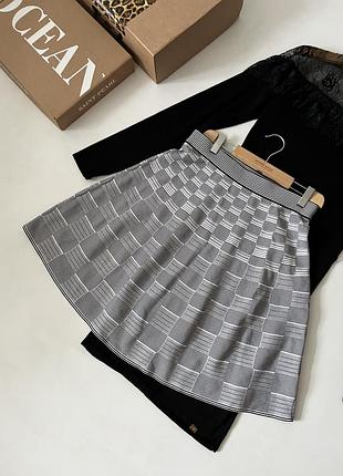 Трикотажна міні-спідниця reiss isha geometric jacquard a-line skirt у чорно-білому кольорі (геометричний жаккардовий візерунок).