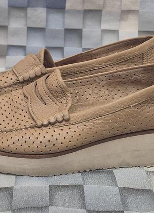 Женские кожаные лоферы santoni из мягкой зернистой кожи бежевого (рыжевато-коричневого) цвета с характерной сквозной перфорацией .