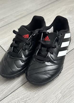Дитячі футбольні сороконожки (шипівки) adidas goletto vii tf чорного кольору з білими смужками та червоним логотипом на язичку 28