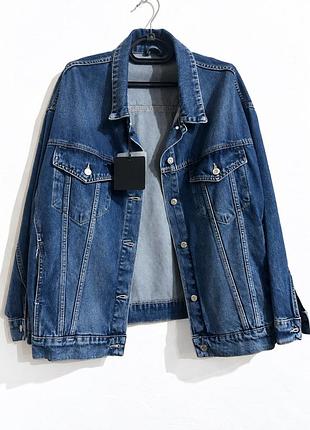 Стильна джинсова куртка oversize у класичному синьому кольорі