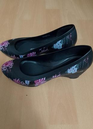 Женские туфли на танкетке crocs изготовлены из мягкого и легкого материала croslite.модель имеет комфортную стельку и удобную танкетку.