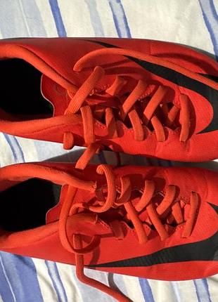 Бутси дитячі червоного кольору фірми nike в гарному стані