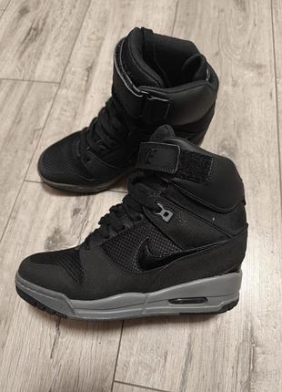 Женские кроссовки сникерсы nike air revolution sky hi sneakers 599410-017