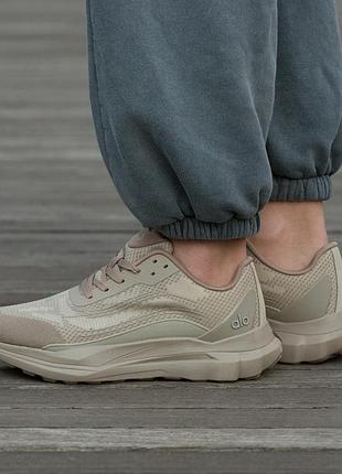 Кросівки alo yoga runner beige
