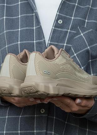 Кросівки alo yoga runner beige 3