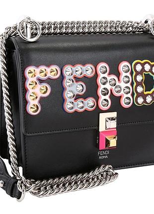 Чорна шкіряна сумка через плече fendi kan i з різнокольоровими декоративними літерами та металевими заклепками