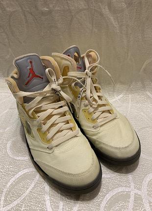 Лімітовані кросівки off-white x air jordan створені у колаборації бренду jordan та дизайнерського дому вірджила абло.