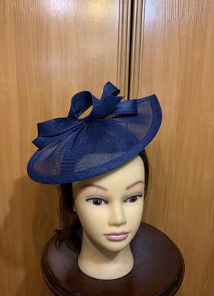Елегантний жіночий капелюшок-фасинатор (fascinator) темно-синього кольору (navy blue).