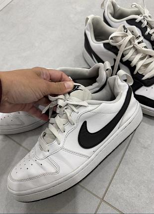 Кросівки nike білі з чорним логотипом