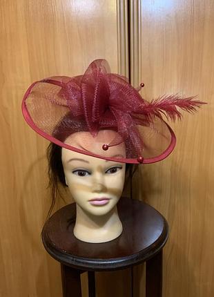 Жіночий капелюшок-фасинатор (fascinator) вишуканого бордового / вишневого кольору.
