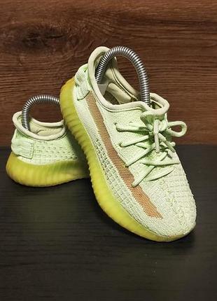 Кросівки adidas yeezy boost 350 v2 у забарвленні glow in the dark.