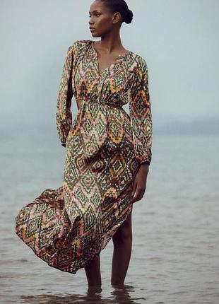 Легкое длинное платье с v-образным вырезом и открытыми боками zara