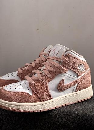 Кросівки жіночі nike air jordan 1 mid se рожеві/білі 36-36.5
