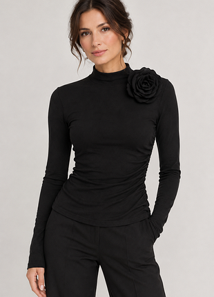 Черный лонгслив, кофта с акцентной розой, размер м,karen millen