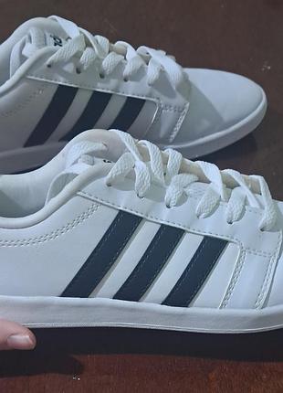 Кросівки жіночі adidas білі