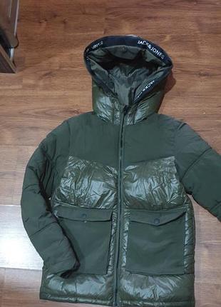 Куртка бренда jack & jones с синим фирменным логотипом-биркой и размером 152 (примерно на 12 лет / рост 152 см).