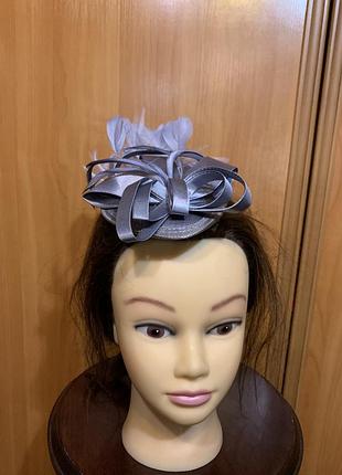 Елегантний капелюшок-фасинатор (fascinator) сіро-сталевого