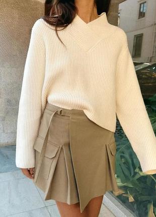 Кремовый ребристый джемпер с v-образным воротником от zara.