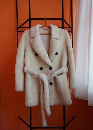 Кремове хутрове пальто s (100% вовна)
cream wool fur coat double-breasted s