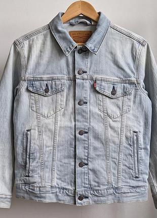 Джинсовая куртка levi's trucker jacket (light wash / светло-синяя)