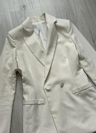 Молочний двобортний жакет imperial, made in italy