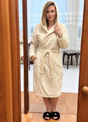 Халат женский теплый махровый с капюшоном короткий однотонный на запах бежевый р.44-56