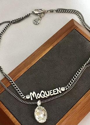 ​брендовое серебристое двухъярусное колье alexander mcqueen с надписью mcqueen и кристаллической подвеской
