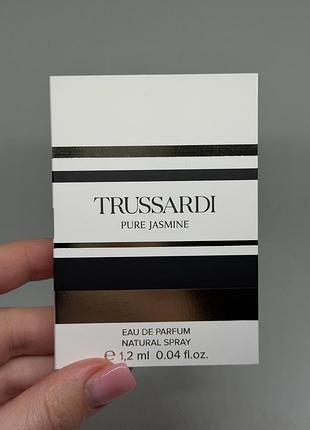 Trussardi pure jasmine білоквітковий аромат із горіхом акордом солоних фісташок, медовою магнолією та вершковим сандалом, пробний зразок, 1,2 мл