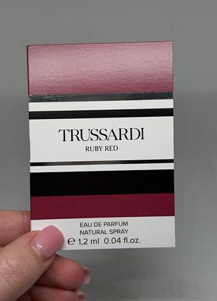 Trussardi ruby red — квітковий шипровий аромат з іланг-ілангом, ванільною орхідеєю та м'якою корицею, пробний зразок, 1,2 мл