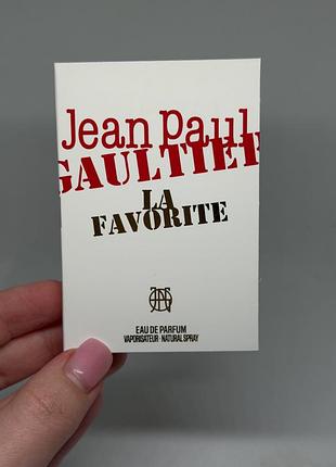 Jean paul gaultier la favorite — амбровий квітковий аромат із соковитим квітковим акордом і лікерними нюансами ванілі, пробний зразок, 1,5 мл