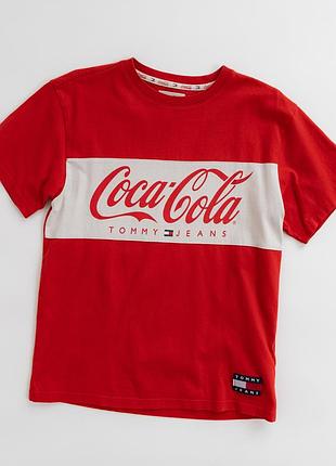 Яскрава, чоловіча футболка tommy jeans у співпраці з coca-cola — виразне поєднання культової, американської символіки та невимушеної, вуличної естетик