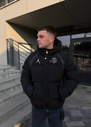 Пуховик jordan x psg — зимовий хіт у чорному кольорі. логотипи jumpman та «псж» підкреслюють стиль. щільний наповнювач захистить від морозів і вітру.