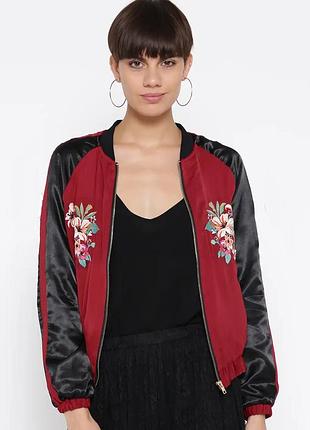 Бомбер forever 21 яркий красного цвета с черными атласными рукавами.