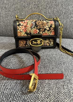 Сумка coach жіноча чорна з квітковим принтом та червоний ремінь