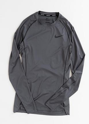 Спортивний лонгслів nike pro у стриманому, графітово-сірому кольорі, створений для активного руху та тренувань. модель має приталений крій, довгі рука