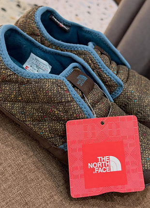 Тапочки / мюли женские теплые the north face thermoball traction mule с фактурным твидовым верхом в разноцветную точку и мягкой голубой подкладкой