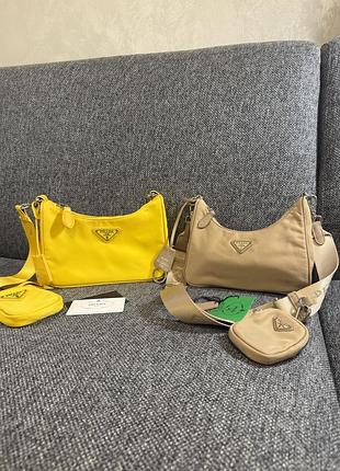 Сумка для жінок prada re-edition 2005 нейлонова жовта та бежева