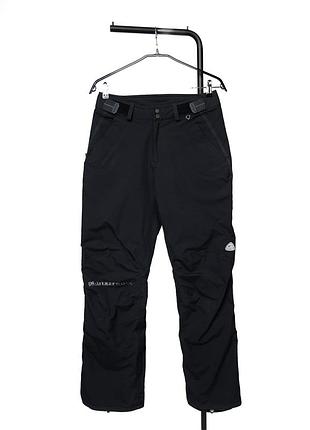 Жіночі, гірськолижні штани nike acg у класичному, чорному кольорі, що поєднують функціональність спортивного одягу та впізнавану естетику початку