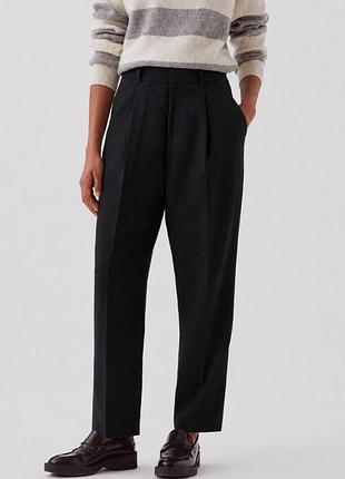Жіночі штани uniqlo x comptoir des cotonniers у глибокому, темно-синьому кольорі, що поєднують мінімалістичний, японський дизайн із французькою елега