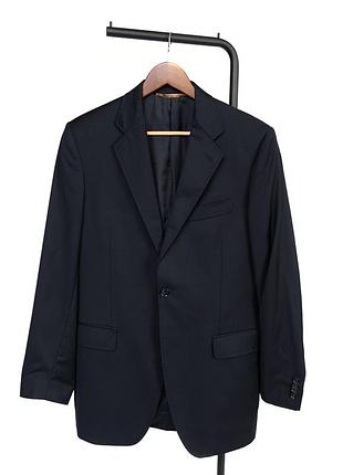 Оригінальний, чорний піджак dolce & gabbana — вишукане поєднання італійської елегантності та стриманої класики. лаконічний дизайн, чітка лінія плечей
