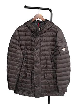 Стильна, оригінальна, чоловіча куртка moncler benjamin giubbotto у глибокому, коричнево- графітовому відтінку — поєднання преміальної естетики та