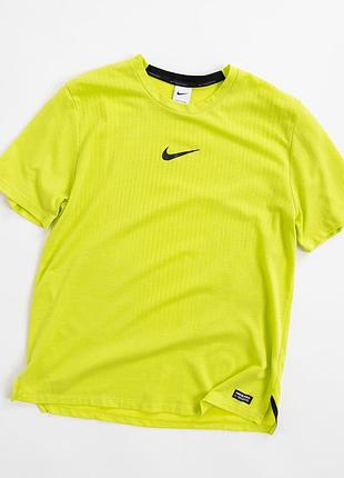 Яскрава, спортивна футболка nike pro у насиченом, неоново-жовто-зеленому кольорі, створена для динамічного ритму життя та інтенсивних тренувань. лакон