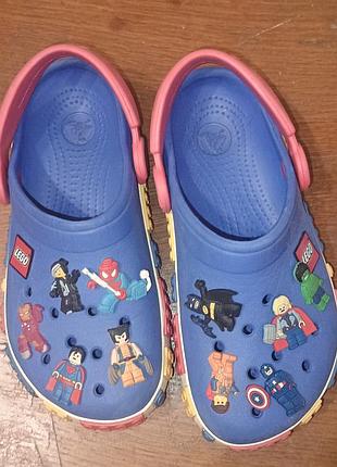Синие детские сабо crocs kids' crocband lego blue с украшениями-джибитсами в стиле супергероев.