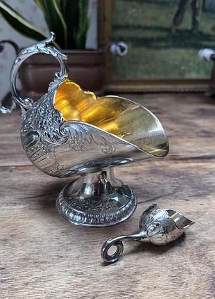 Вінтажна цукорниця-совок (у західній культурі відома як sugar scuttle або sugar bowl. форма виробу імітує автентичне англійське ведерко для вугілля.