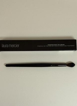 Laura mercier – finishing pony tail brush – загострений пензлик для завершального опрацювання макіяжу очей