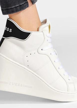 Високі жіночі кросівки на танкетці від бренду guess