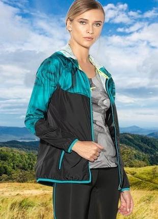 Жіноча бігова куртка-вітровка дощовик mizuno printed hoodie jacket