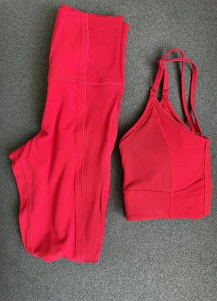 Nike yoga dri-fit яскраво-червоний безшовний комплект для фітнесу, що складається зі спортивного топа та легінсів у рубчик