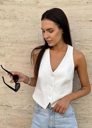 Білий укорочений жилет на ґудзиках від бренду prettylittlething