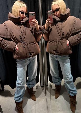 Стильний пуфер zara в трендовому шоколадному кольорі.виконаний за новітніми технологіями з водовідштовхувальним та вітрозахисним ефектом.